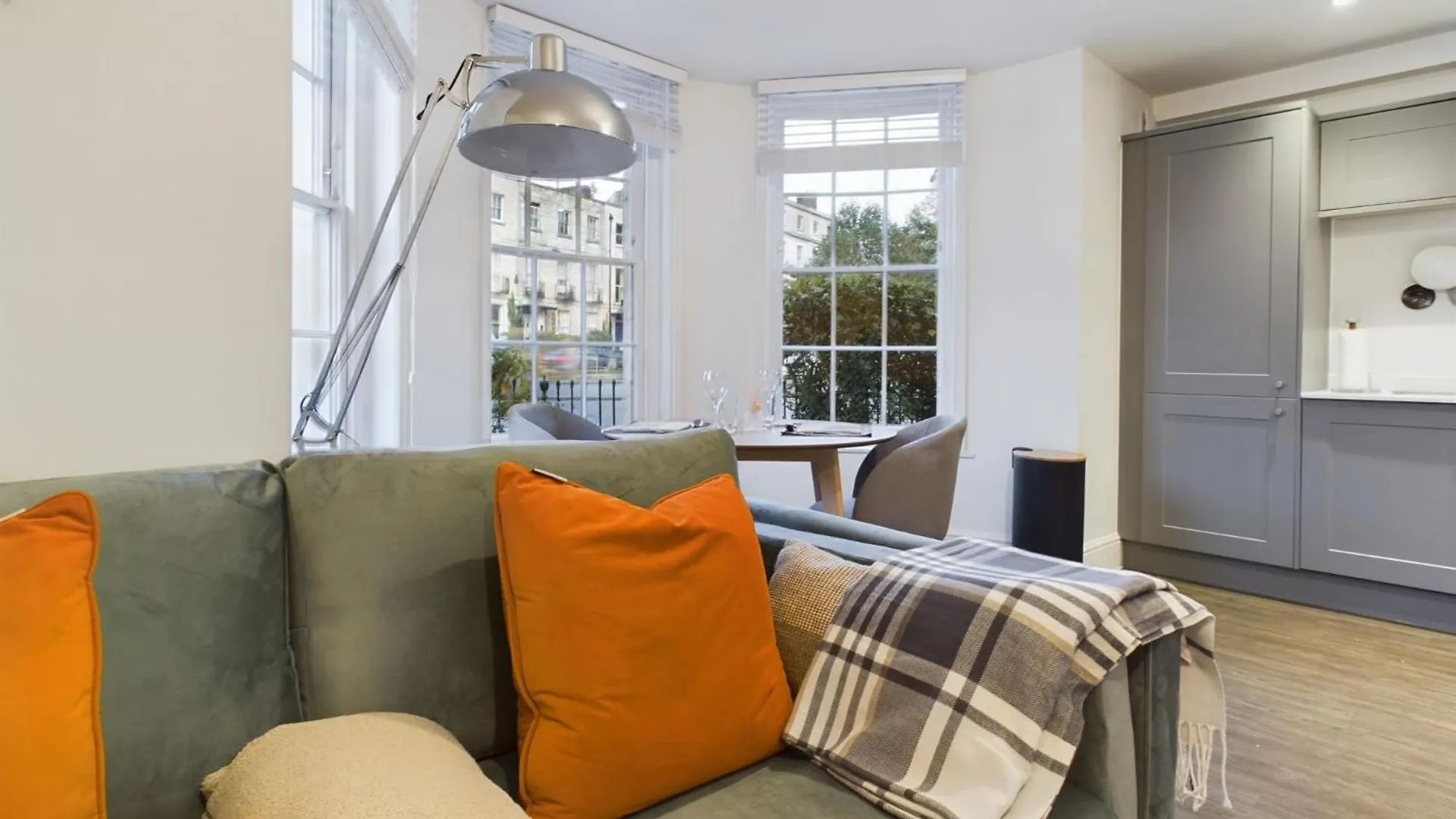 The Grove King Bed Wi-Fi Ev Charger Apartment Cheltenham 0*,  United Kingdom